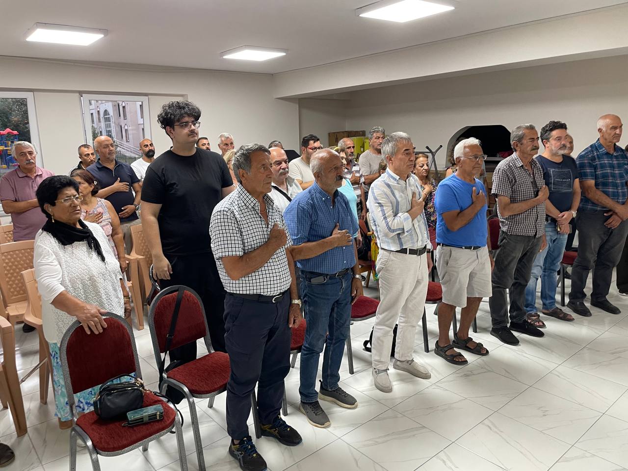 Katılımcılar saygı duruşunda, eller göğüste