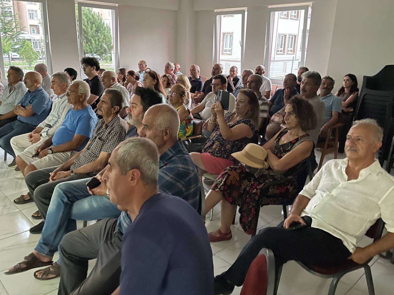 Erzincan Pir Sultan Abdal Kültür Merkezi ve Cemevi'nde belgeseli izleyen kalabalık