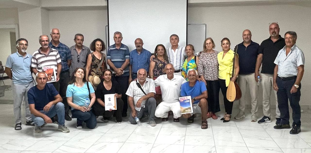 Gösterim sonunda toplu fotoğraf
